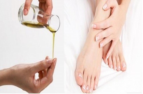 Người bị bong gân không nên bôi thoa dầu nóng