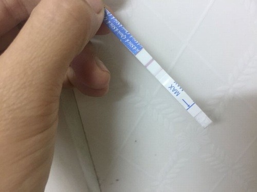 Thử thai 2 vạch mờ do đâu và thử thai như thế nào cho đúng?