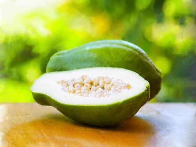 Tránh thực phẩm dễ gây kích thích co bóp tử cung như đu đủ xanh vì những cơn co bóp sẽ khiến vết thương lâu hồi phục