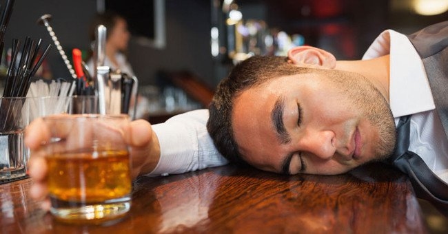 Người nghiện rượu, bia, thuốc lá cũng là nguyên nhân dẫn đến đột quỵ