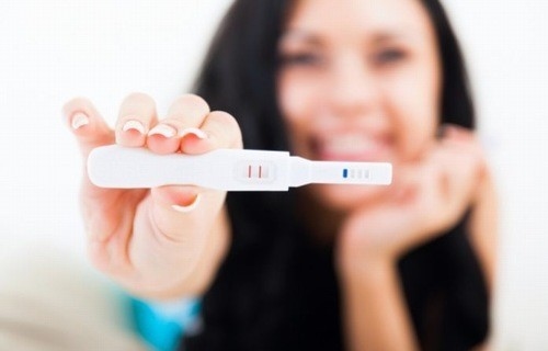 Sau chậm kinh 5-7 ngày, có thể dùng que thử thai để nhận biết có thai hay không.