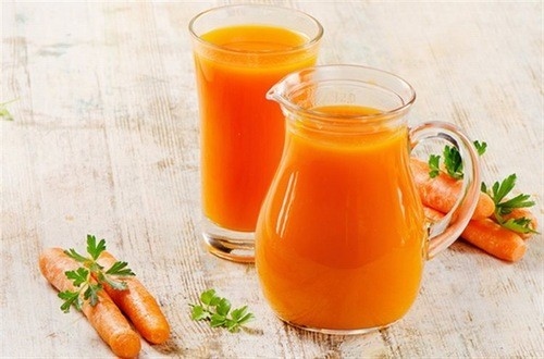 Gọt bỏ vỏ táo tây và cà rốt, xắt hạt lựu rồi cho vào máy xay nhuyễn