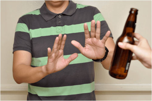 Người bệnh sau mổ viêm ruột thừa cần tránh các rượu bia, thuốc lá...
