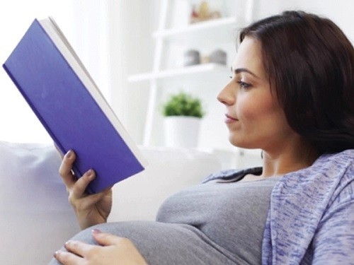 Trước khi sinh, mẹ bầu cần tránh đọc hoặc tiếp nhận các thông tin tiêu cực từ người khác