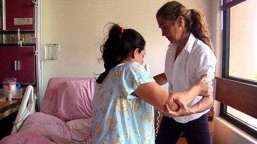 Mẹ nên dậy vận động sau sinh 24 giờ, không nằm quá lâu trên giường