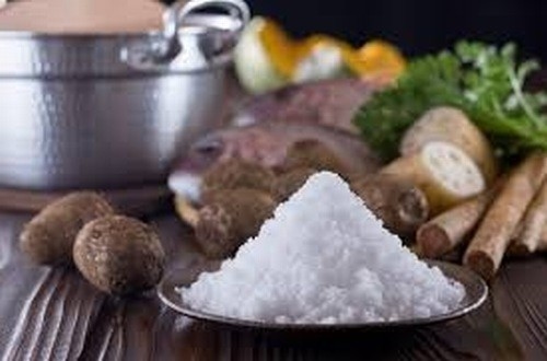 Chế độ ăn uống quá mặn cũng là nguyên nhân gây bệnh sỏi thận