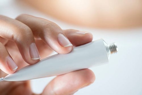 Khi bị nứt kẽ hậu môn người bệnh có thể sử dụng thuốc bôi hoặc uống theo chỉ định cụ thể của bác sĩ