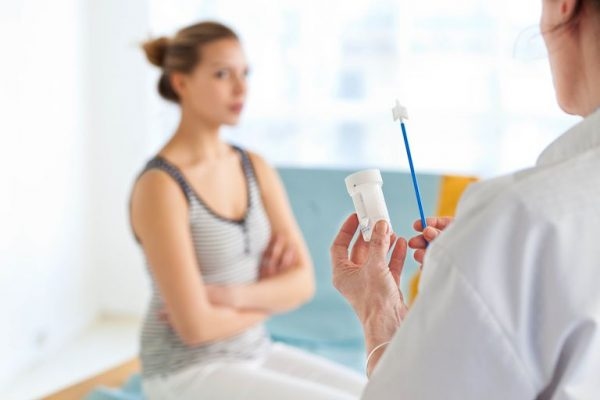 Ngoài chích ngừa HPV, nữ giới cần quan tâm đến khám tầm soát ung thư cổ tử cung bằng xét nghiệm Pap smear định kì