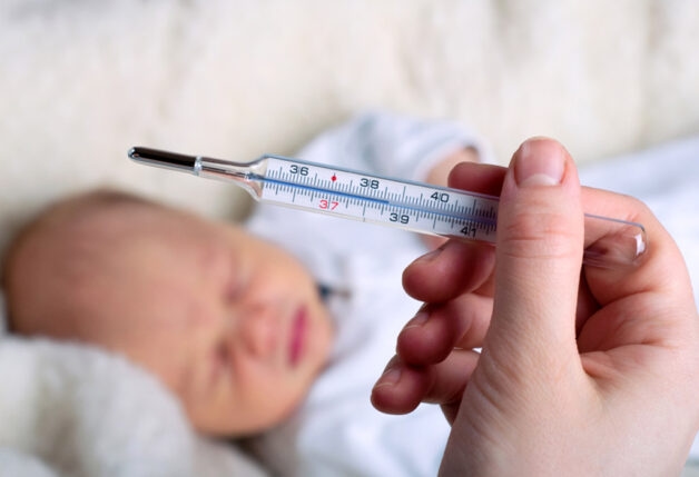 Sốt là một dấu hiệu nhận biết viêm bao quy đầu ở trẻ em