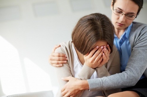 Người bệnh trầm cảm cần được bác sĩ thăm khám và hỗ trợ điều trị hiệu quả
