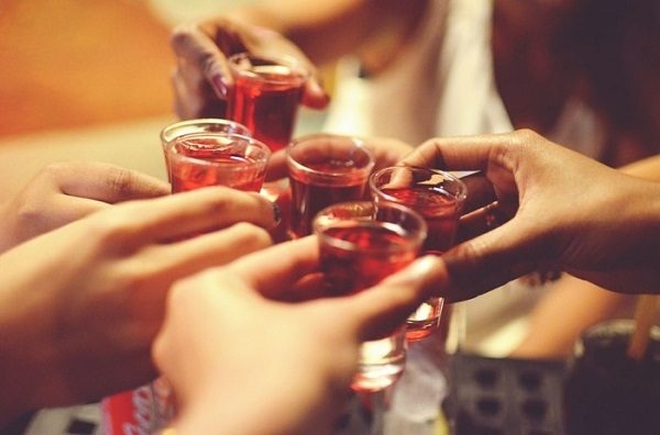 Bệnh nhân xơ gan cần tuyệt đối tránh rượu bia