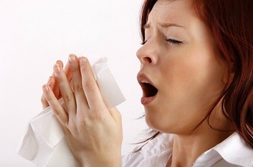 Hắt hơi liên tục có thể do nhiều nguyên nhân gây ra