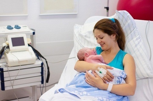 Mẹ cần ngồi dậy vận động sau sinh, tránh hiện tượng dính ruột.