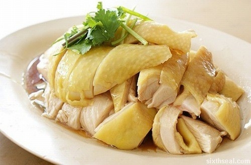 Gà giàu axit amin gọi là tryptophan, đóng vai trò quan trọng trong việc thúc đẩy tâm trạng. Gà cũng chứa một amino acid khác là tyrosine, làm giảm các triệu chứng trầm cảm.