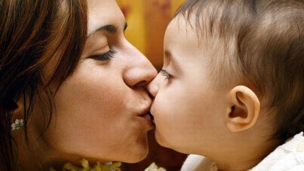 Để phòng ngừa vi khuẩn HP cha mẹ nên tránh mớm cơm cho bé, hôn trực tiếp vào miệng trẻ
