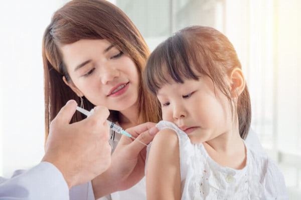 Ngoài ra, để phòng ngừa viêm gan A, cha mẹ cần cho bé tiêm vắc xin phòng ngừa bệnh theo đúng lịch tiêm chủng để hạn chế nguy cơ mắc bệnh