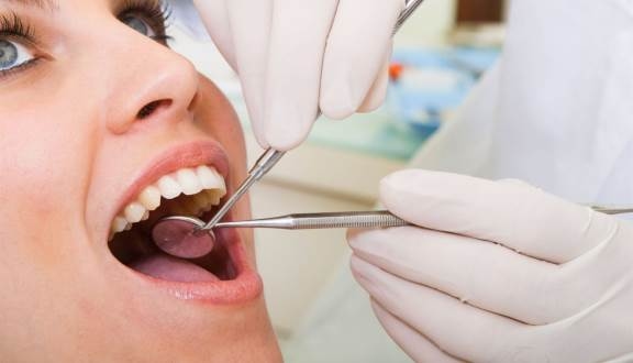 Bạn nên đến cơ sở chuyên khoa để thăm khám và điều trị kịp thời khi bị chảy máu chân răng