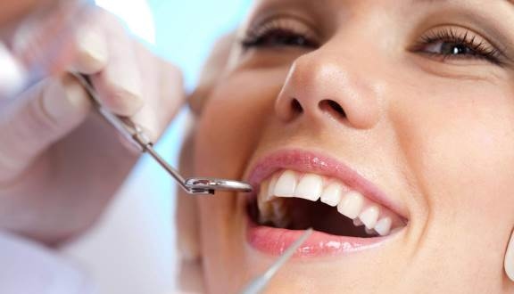 Nha khoa laser giúp loại bỏ vi khuẩn và nhiễm trùng, sau đó làm sạch khu vực để chuẩn bị phục hồi