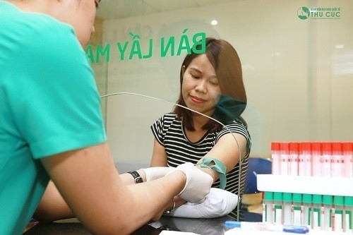 Để chắc chắn, sau khi thử que, bạn có thể đến cơ sở y tế thăm khám, thực hiện xét nghiệm để biết được chính xác hơn