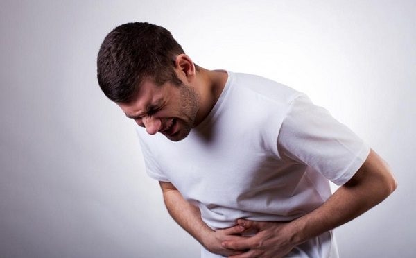 Đau dạ dày thường liên quan đến đau bụng thượng vị (trên rốn)
