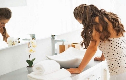 Lúc này mẹ nhạy cảm về mùi thức ăn, có thể nôn bất cứ lúc nào.