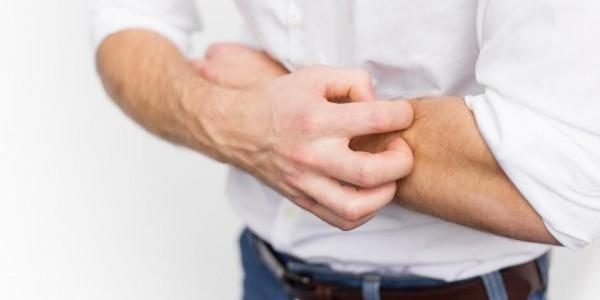 Đau bụng trên rốn là một trong những triệu chứng viêm thực quản có thể gặp