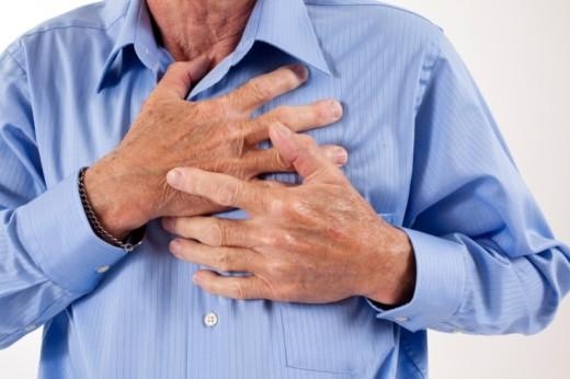 Khi cholesterol hình thành trong thành động mạch, cản trở lưu thông oxy và máu sẽ dẫn đến tình trạng đau tim.
