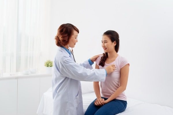 Bạn nên đến cơ sở chuyên khoa để thăm khám và điều trị khi bị viêm phổi