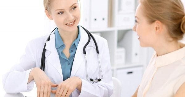 Bạn nên đến cơ sở chuyên khoa để được thăm khám và điều trị khi xuất hiện nhọt, tránh biến chứng nguy hiểm