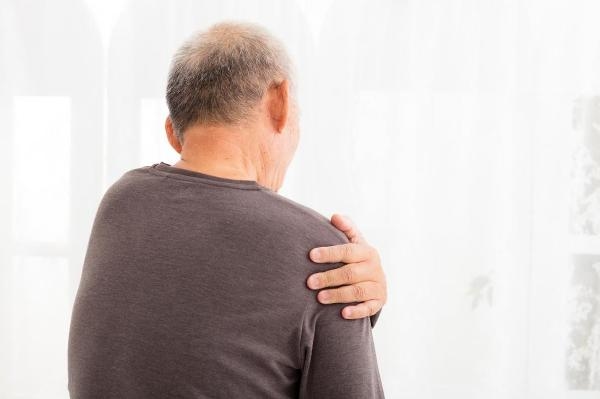 Đau vai &#8211; dấu hiệu nhầm lẫn giữa ung thư phổi và các bệnh xương khớp