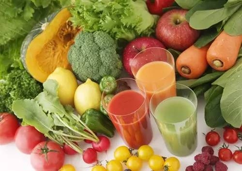 Để giảm nguy cơ mắc bệnh, nữ giới cần chú ý tăng cường rau xanh, trái cây tươi vào chế độ dinh dưỡng hàng ngày