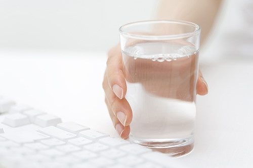 Cho người bị ngộ độc thực phẩm uống nhiều nước, sau đó đặt ngón tay chặn xuống lưỡi để kích thích và nôn hết thức ăn ra ngoài