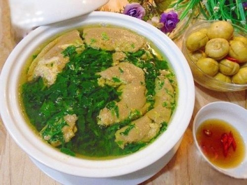 Ăn hồng sau khi ăn canh cua có thể dẫn đến hiện tượng buồn nôn, đau bụng, đi ngoài, trường hợp nặng hơn có thể bị sỏi