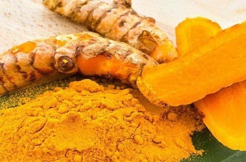 Loại gia vị này có những giá trị sức khỏe cho phổi tương tự như gừng. Nghệ có đặc tính kháng viêm, bổ sung thêm một lượng lớn curcumin giúp loại bỏ các tế bào ung thư.