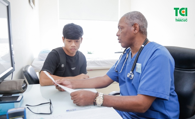 Bác sĩ quốc tế đọc kết quả khám, giải đáp và tư vấn cách chăm sóc, phòng ngừa bệnh tật cho người bệnh.