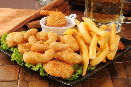 Người bị chảy máu hậu môn nên kiêng các thực phẩm nhiều dầu mỡ, đồ chiên rán