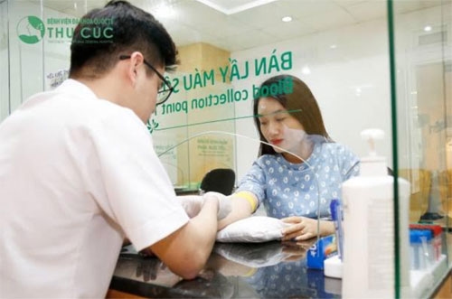 Khi có dấu hiệu đau bụng dưới, nên đi khám tìm đúng nguyên nhân để xử trí kịp thời.
