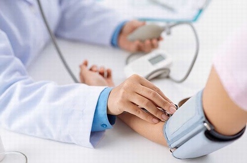 Kiểm tra huyết áp thường xuyên