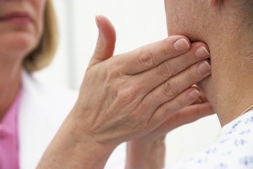 Nổi hạch dưới cằm có nguy hiểm không là thắc mắc của nhiều người. 