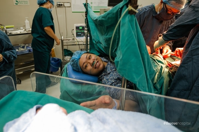 Mẹ bầu hoàn toàn tỉnh táo trong suốt quá trình phẫu thuật