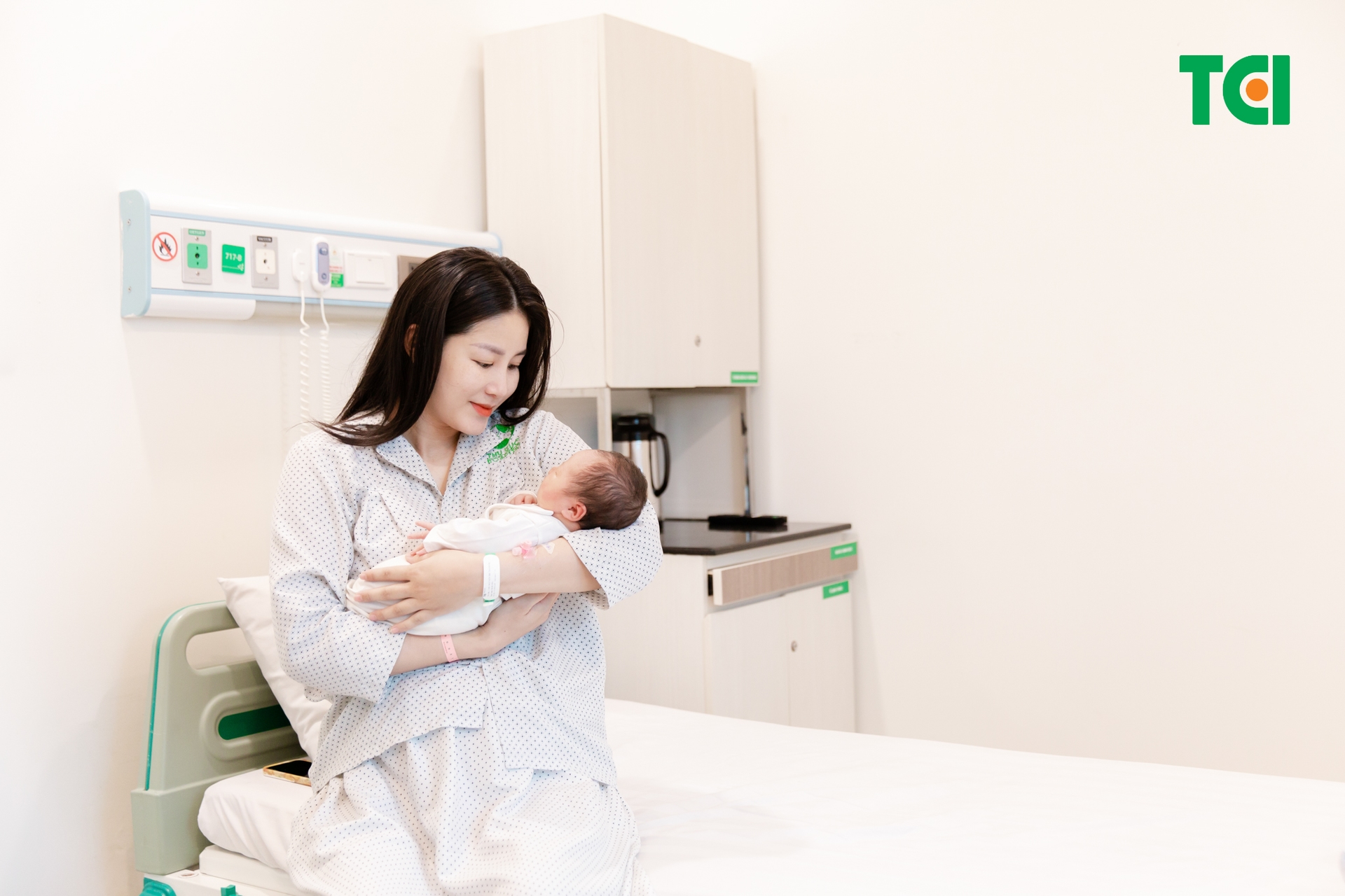Sinh mổ xong nhiều mẹ chọn uống nước ngọt để dễ xì hơi