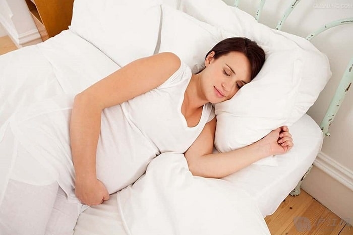 Mẹ bầu nên nằm nghiêng về phía bên hông không bị đau