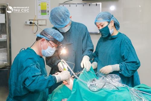 Trường hợp đau họng do viêm amidan thì việc phẫu thuật cắt bỏ amidan có thể loại bỏ triệu chứng đau họng
