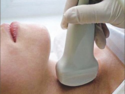 Khám tuyến giáp bao gồm khám lâm sàng (sờ, nhìn, nghe) và xét nghiệm, siêu âm. 