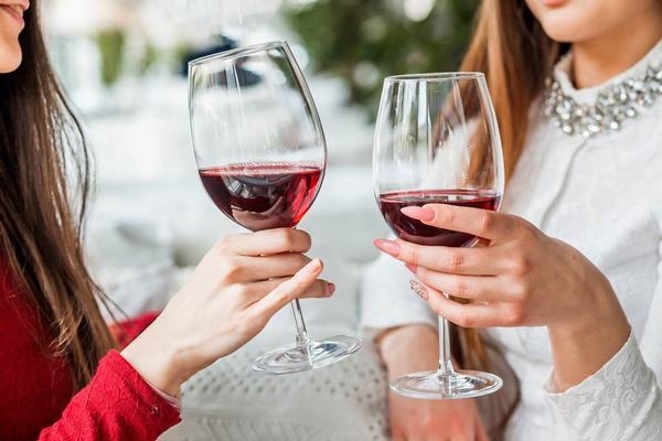 Chị em cần kiêng các đồ uống có cồn như bia rượu vì có thể khiến bệnh nặng hơn