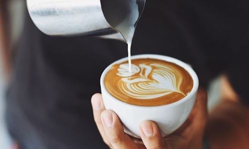 Ngoài các nguyên nhân bệnh lý, nếu uống cà phê quá nhiều và liên tục sẽ khiến người uống thường xuyên bị đau đầu