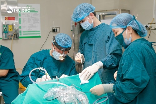 Bệnh viện Thu Cúc có đội ngũ bác sĩ chuyên khoa Tai Mũi Họng giỏi, trên 30 năm kinh nghiệm trực tiếp phẫu thuật cắt amidan