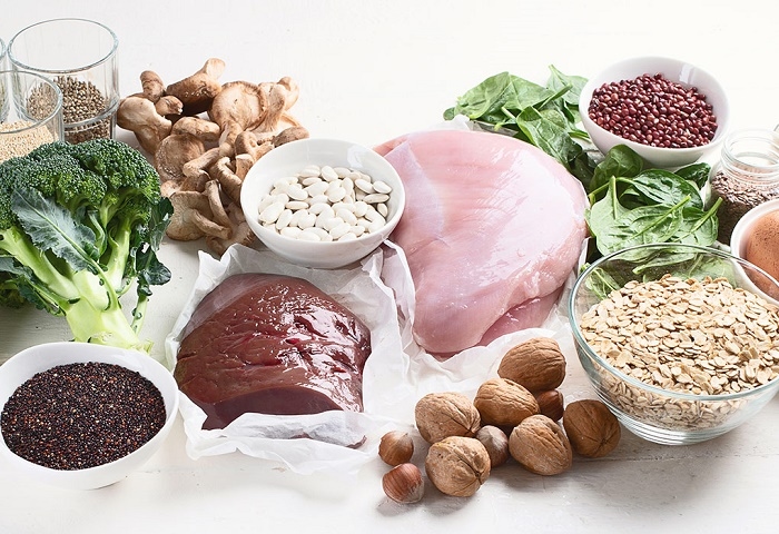 Chị em cần ăn đủ chất để cung cấp sắt cho cơ thể.