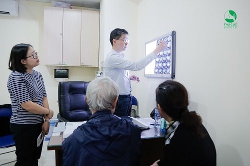 Khi mắc ung thư đường tiêu hóa, người bệnh được tư vấn điều trị với chuyên gia ung bướu hàng đầu Singapore