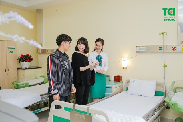 Ca sĩ Tùng Linh Oplus đưa vợ đi khám thai